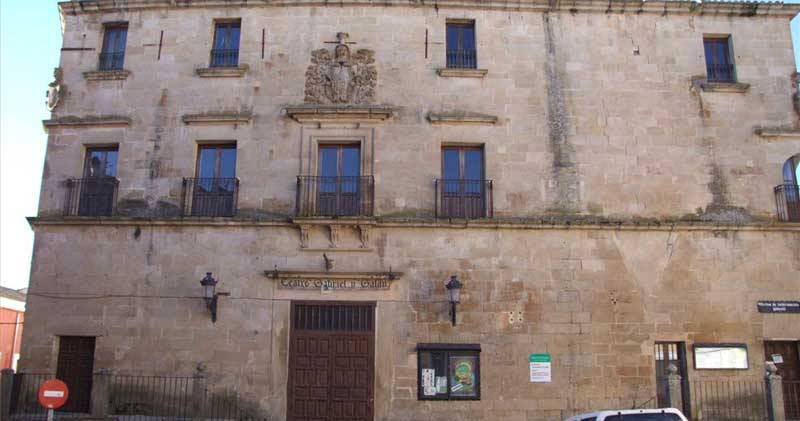 EL CRONISTA OFICIAL DE TRUJILLO PRESENTA UN INFORME PARA LA RESTAURACIÓN DEL ‘TEATRO GABRIEL Y GALÁN’ QUE ANSÍA RECUPERAR LA GRANDEZA PERDIDA. UBICADO EN EL PALACIO DE PIZARRO DE ARAGÓN FUE INAUGURADO EN 1864; POR SU ESCENARIO HA PASADO LO MÁS LAUREADO DEL PANORAMA ARTÍSTICO ESPAÑOL