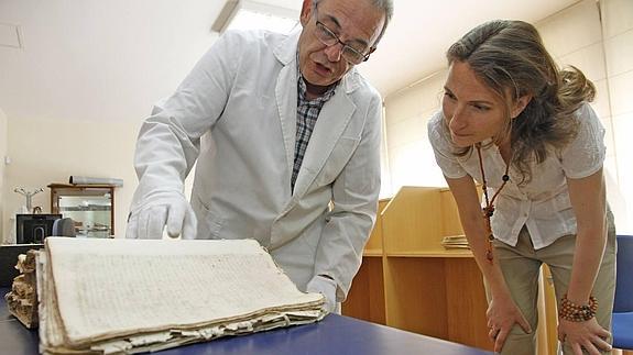 CÁCERES EXHIBE SU LIBRO MÁS VALIOSO • EL ARCHIVO HISTÓRICO EXPUSO DOS HORAS EL DOCUMENTO DE ORDENANZAS MEDIEVALES