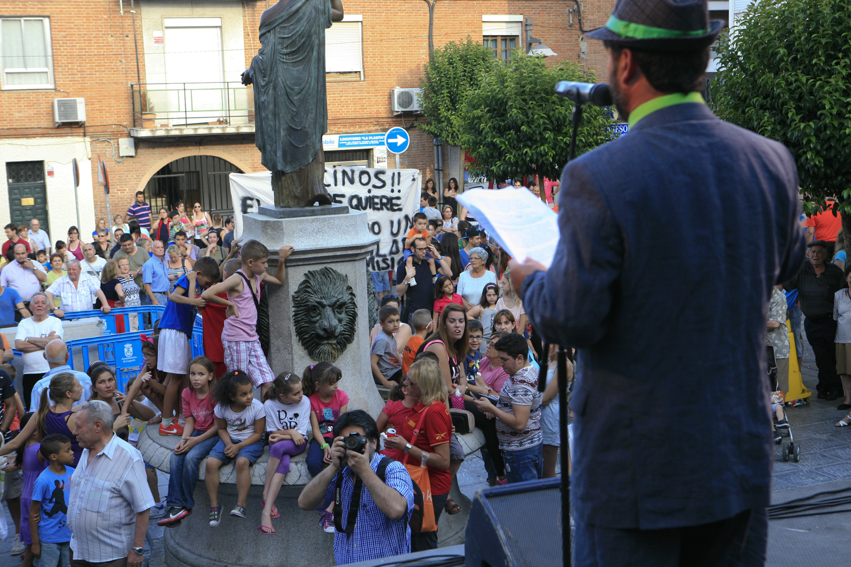 COMENZARON LAS FIESTAS PATRONALES DE SAN FORTUNATO (LEGANES) CON EL PREGÓN EN LA PLAZA DE LA FORTUNA DEL ACTOR, RAFAEL DE DIOS, (RAFA DEDI) QUE CON SU PERSONAJE DE DON PEPÍN MUÑOZ DE LÉGAMO CONTÓ RETAZOS DE LOS CINCUENTA AÑOS DE EXISTENCIA DEL BARRIO.