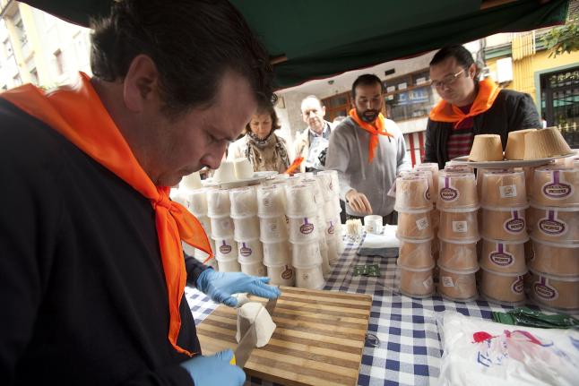 LA GRAN PREBA DEL AFUEGA´L PITU • LA ASOCIACIÓN DE SIDRERÍAS DE LA CALLE GASCONA ORGANIZA ESTE FIN DE SEMANA UNAS JORNADAS GASTRONÓMICAS, ADEMÁS DE LA FERIA Y CONCURSO OFICIAL Y POPULAR PARA ELEGIR EL MEJOR QUESO