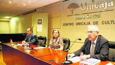 PRESENTADA EN EL CENTRO UNICAJA DE CULTURA LA OBRA ‘EN TORNO AL ISLAM Y AL CRISTIANISMO’ • GRACIA NAVARRO: «ESCRIBIR UNA OBRA SOBRE EL ISLAM HA SIDO APASIONANTE’