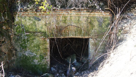 EL DESBROCE DE LOS MONTES DESTAPA LA FUENTE DE LA MINA • SITUADA EN LOS CERROS QUE ESTÁN DETRÁS DEL PABELLÓN MULTIUSOS HAN QUEDADO AL DESCUBIERTO DESPUÉS DE MUCHOS AÑOS ESCONDIDA