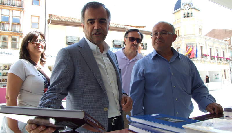 LAS LETRAS INUNDAN LA PLAZA MAYOR QUE CONJUGA RECUERDOS Y OBRAS NOVEDOSAS • PALAZUELO INAUGURA LA FERIA DEL LIBRO DE LA BAÑEZA (LEÓN) QUE PRETENDE SER «FRUCTÍFERA Y CONCURRIDA»