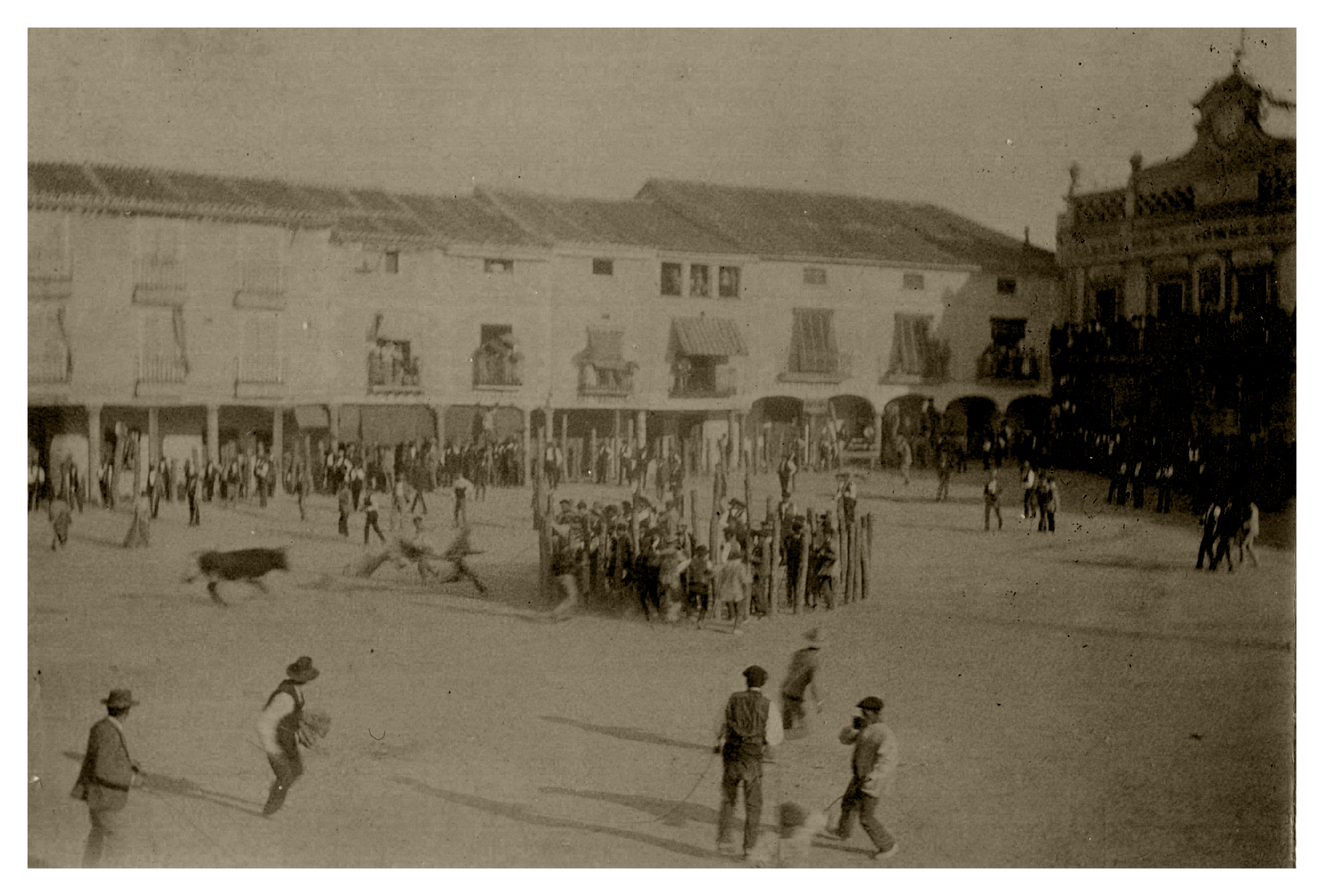 ESPECIAL FERIAS Y FIESTAS: FIESTAS DE TOROS HACE MÁS DE CIEN AÑOS. ALTERCADOS POR LA SUPRESIÓN DE FESTEJOS TAURINOS