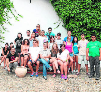 EL CAMPO DE TRABAJO LA AVENTURA DE LA HISTORIA FORMA A 18 JÓVENES • LOS ASISTENTES REALIZAN TAREAS DE ARCHIVO Y DE CLASIFICACIÓN DE LOS ENSERES DEL MUSEO