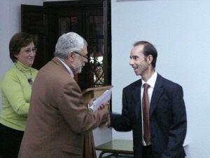 EL PLACENTINO FERNANDO AYALA GANA LOS XIV COLOQUIOS HISTÓRICO-CULTURALES DEL ARAÑUELO, PREMIO QUE RECOGE DE MANOS DEL CRONISTA DE BADAJOZ, ALBERTO GONZÁLEZ