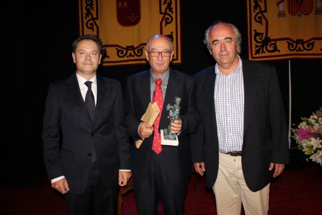 FERNANDO CARMONA PRONUNCIA UN PREGÓN INTELIGENTE Y EMOTIVO NARRANDO LAS EXPERIENCIAS DE SU INFANCIA Y JUVENTUD EN BULLAS (MURCIA)