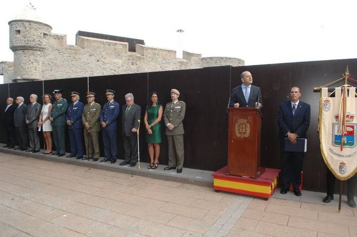 EL CASTILLO DE LA LUZ DE LAS PLAMAS ESTRENA ALCAIDE • EL CORONEL EUGENIO LÓPEZ POLO RECIBE DEL ALCALDE EL BASTÓN DEL MANDO SIMBÓLICO SOBRE EL BASTIÓN
