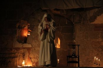 MIL PERSONAS SIGUEN LOS SIETE ACTOS DEL TENORIO POR LOS MÁS BELLOS RINCONES DE SIGÜENZA • LA ASOCIACIÓN GENTES DE GUADALAJARA REPRESENTÓ LA OBRA EN LAS CALLES DE LA CIUDAD DEL DONCEL CON GRAN ÉXITO DE PÚBLICO Y EN UNA VELADA MÁGICA, PARA LA QUE DESPLAZÓ A SIGÜENZA 33 ACTORES Y 22 BAILARINES