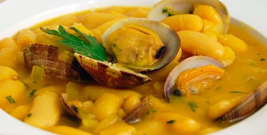 FABES CON AMASUELES (ALUBIAS CON ALMEJAS)