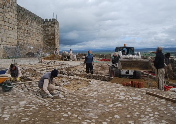 ULTIMAN EL EMPEDRADO DE LA EXPLANADA DEL CASTILLO DE TRUJILLO (CÁCERES)