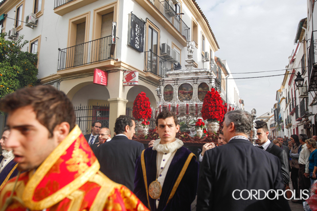 RELIQUIAS DE SAN PEDRO Y CORPORACIÓN BAJO MAZAS • LA HERMANDAD DE LA MISERICORDIA LLEVA EN UNA PROCESIÓN QUE NO SE REPETÍA DESDE 1939 LA URNA CON LOS RESTOS DE LOS SANTOS MÁRTIRES HASTA LA MEZQUITA CATEDRAL