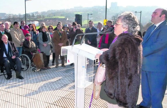 CARMEN RUIZ-TILVE TIENE DESDE AYER UNA CALLE EN EL BARRIO DE LA FLORIDA • «MI PADRE ME ENSEÑÓ A AMAR OVIEDO»