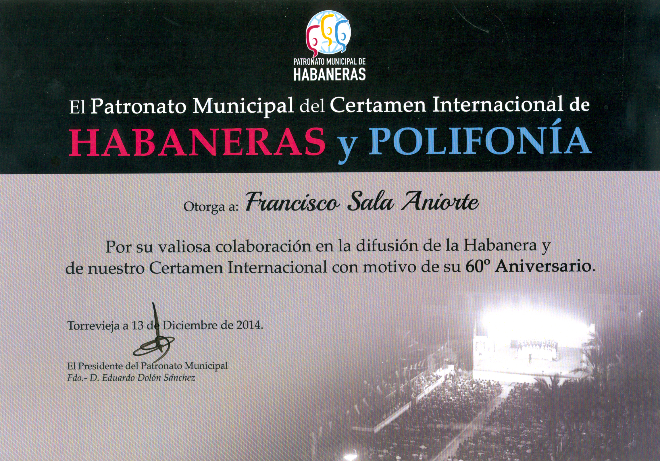 GALA DE CLAUSURA DE LOS ACTOS DEL 60 ANIVERSARIO DEL CERTAMEN DE HABANERAS ENTREGÁNDOLE AL CRONISTA OFICIAL DE LA CIUDAD FRANCISCO SALA ANIORTE DE UN DIPLOMA COMO COLABORADOR