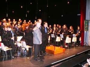 ÉXITO DEL CONCIERTO DE NAVIDAD CON LA BANDA, LA CORAL Y EL HIMNO CON LETRA DE DOMINGO QUIJADA, CRONISTA OFICIAL DE NAVALMORAL DE LA MATA (CÁCERES)