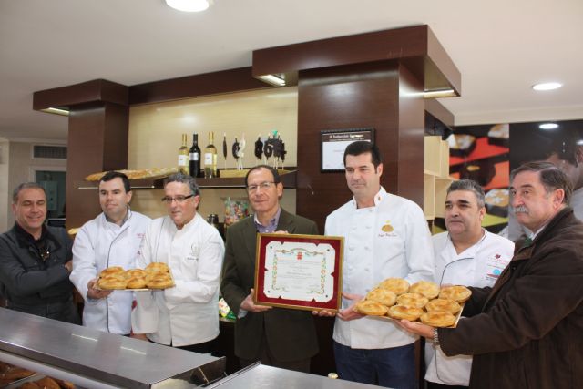 EL ALCALDE DE MURCIA PRESENTA EL PREMIO ´MEJOR PASTEL DE CARNE 2014´ QUE ENSALZA LAS BONDADES DE ESTA JOYA GASTRONÓMICA • EL GALARDÓN CORRESPONDE EL MAESTRO JOAQUÍN ROSES, PROPIETARIO DE LA PASTELERÍA ROSES UBICADA EN LA PLAZA DE CAMACHOS