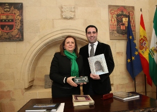 LA DIRECTORA Y LA SECRETARIA GENERAL DEL PATRONATO DE LA ALHAMBRA Y EL GENERALIFE VISITAN ALCALÁ LA REAL Y LA FORTALEZA DE LA MOTA