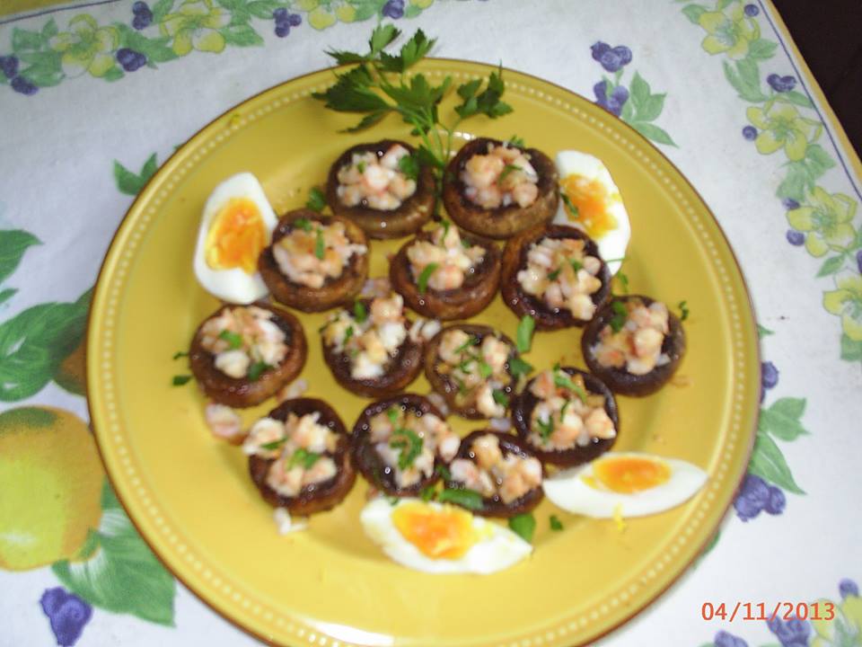 CHAMPIÑONES RELLENOS DE GAMBAS