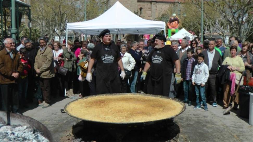 EL DÍA 21 SE INTENTARÁ COCINAR EN VILLANUEVA DE LA SERENA LA TORTILLA MÁS GRANDE DEL PAÍS • UTILIZARÁN 3.250 HUEVOS Y 1.100 KILOS DE PATATAS Y LUEGO SERÁ DEGUSTADA. SE HA ORGANIZADO UN AMPLIO PROGRAMA CON MÚSICA, TALLERES, TEATRO Y CHARLAS