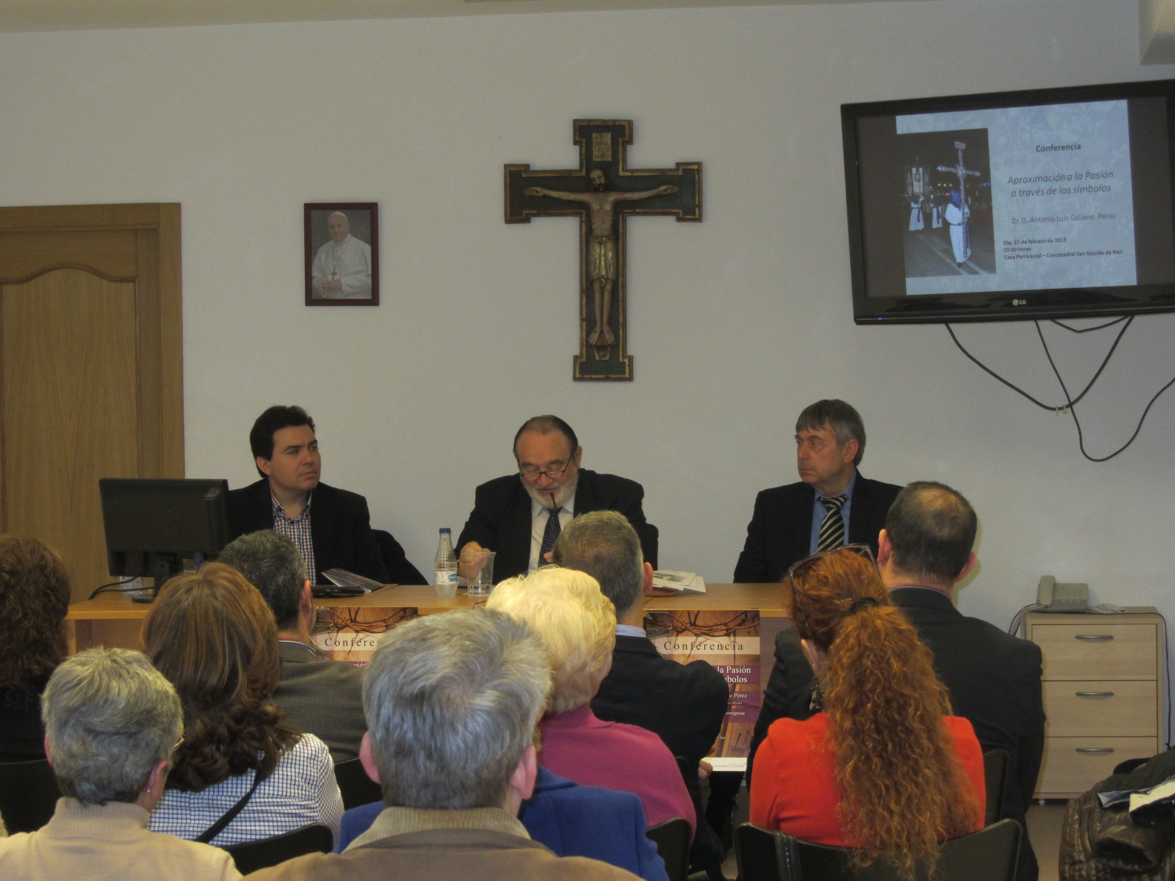 CONFERENCIA SOBRE SEMANA SANTA IMPARTIDA POR ANTONIO LUIS GALIANO PÉREZ, CRONISTA OFICIAL DE ORIHUELA Y PRESIDENTE DE LA REAL ASOCIACIÓN ESPAÑOLA DE CRONISTAS OFICIALES
