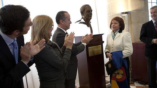 EL ARCHIVO DE INDIAS HOMENAJEA AL AMERICANISTA GRANCANARIO MORALES PADRÓN • ESTE MARTES SE INAUGURÓ UN BUSTO SUYO EN LA INSTITUCIÓN, PROMOVIDO POR EL HOGAR CANARIO DE SEVILLA