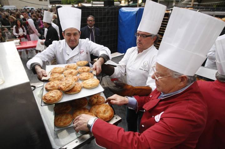 MURCIA EN FIESTAS HOMENAJEA AL PASTEL DE CARNE Y REPARTE 10.000 UNIDADES