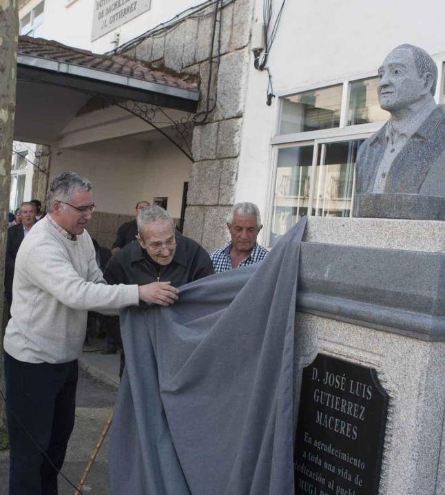 EL ALMA DE UN PUEBLO • MERECIDO HOMENAJE AL PÁRROCO DE MUGA DURANTE MEDIO SIGLO, IMPULSOR DE UN INSTITUTO DESTACADO