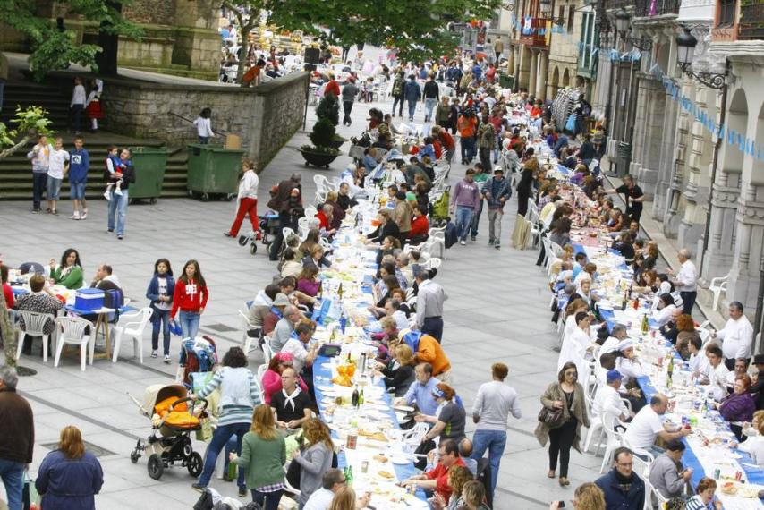 EL VIENTO NO PUEDE CON LA FIESTA EN AVILÉS (ASTURIAS) • LA COMIDA EN LA CALLE VUELVE A CONTAR CON LA PRESENCIA DE ALREDEDOR DE 21.000 PERSONAS