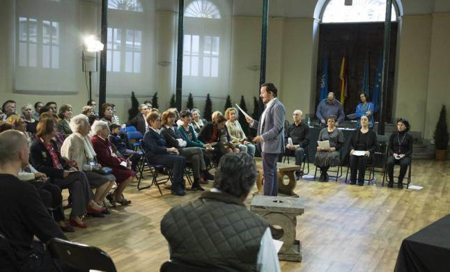 DECENAS DE PERSONAS PARTICIPAN EN LA RUTA LITERARIA POR LA CIUDAD Y ASISTEN A LA LECTURA DRAMATIZADA Y «PASIONAL» DE TRASCORRALES