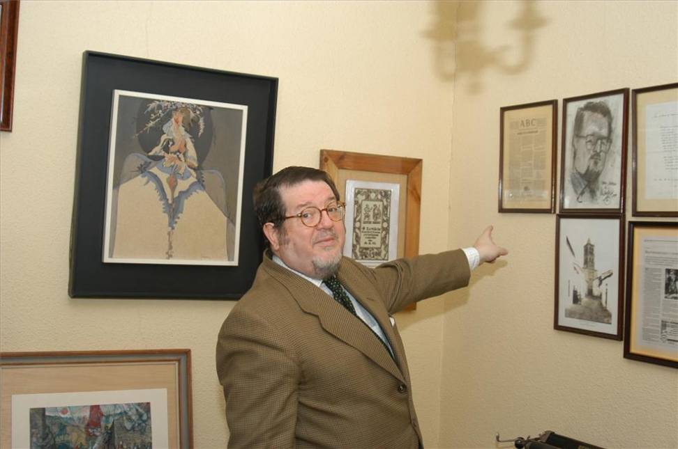 DESPEDIDA AL PRESIDENTE DE LA REAL ACADEMIA DE EXTREMADURA DE LAS LETRAS Y ARTES Y EXSUBDIRECTOR DEL DIARIO ‘ABC’ • JOSÉ MIGUEL SANTIAGO CASTELO FALLECIÓ AYER EN MADRID Y MAÑANA SERÁ ENTERRADO EN GRANJA DE TORREHERMOSA. MEDALLA DE EXTREMADURA, LOS QUE LO CONOCIERON DESTACAN DE ÉL SU PASIÓN POR LA REGIÓN Y LOS LIBROS