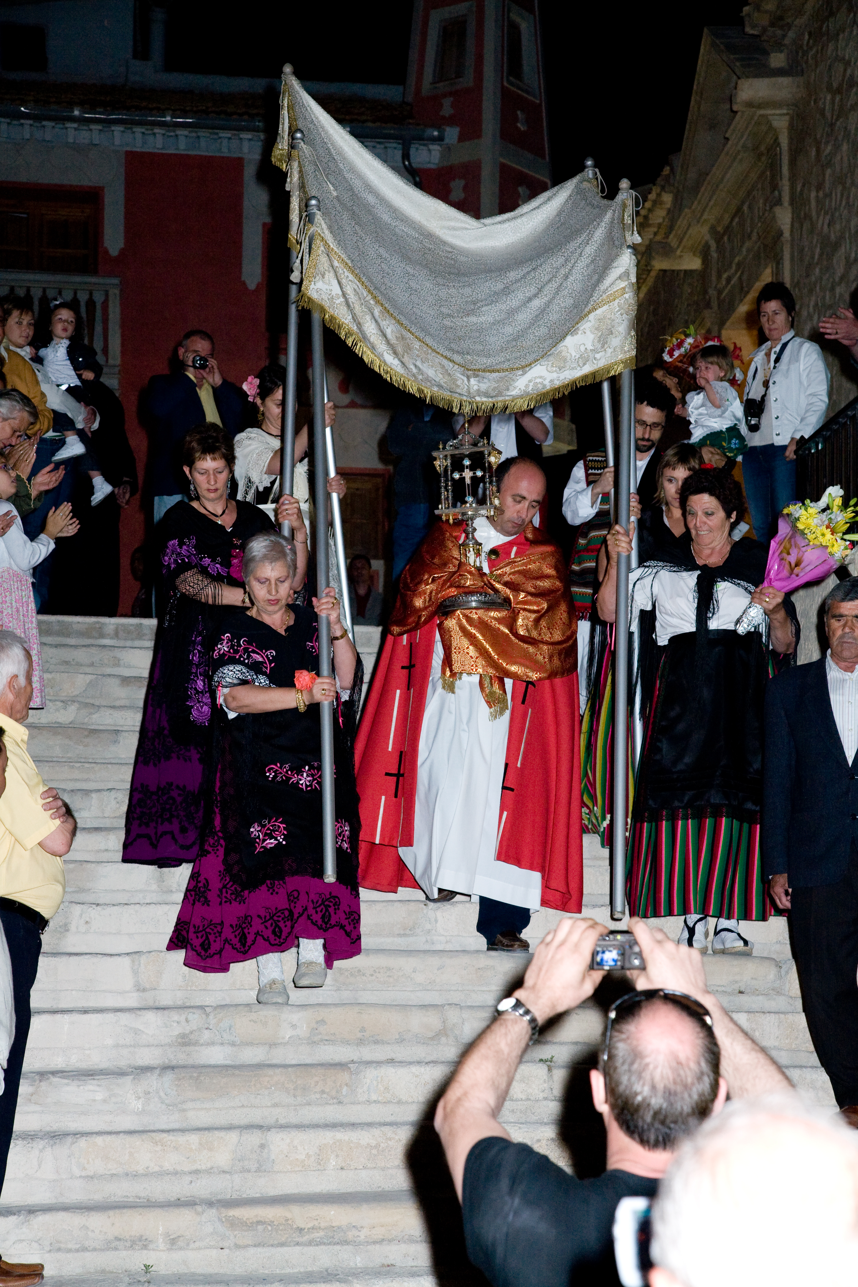 LAS MUJERES PORTARAN EL PALIO EN LAS FIESTAS (1980)