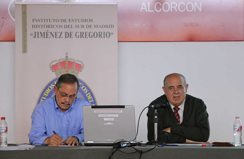 EXPECTACIÓN ANTE LA CONFERENCIA DE MARTIN TURRADO VIDAL SOBRE EL INTENTO DE REGICIDIO DEL ANARQUISTA MATEO MORRAL CONTRA EL REY ALFONSO XIII Y SU ESPOSA VICTORIA EUGENIA EN LA CALLE MAYOR DE MADRID EN 1906.