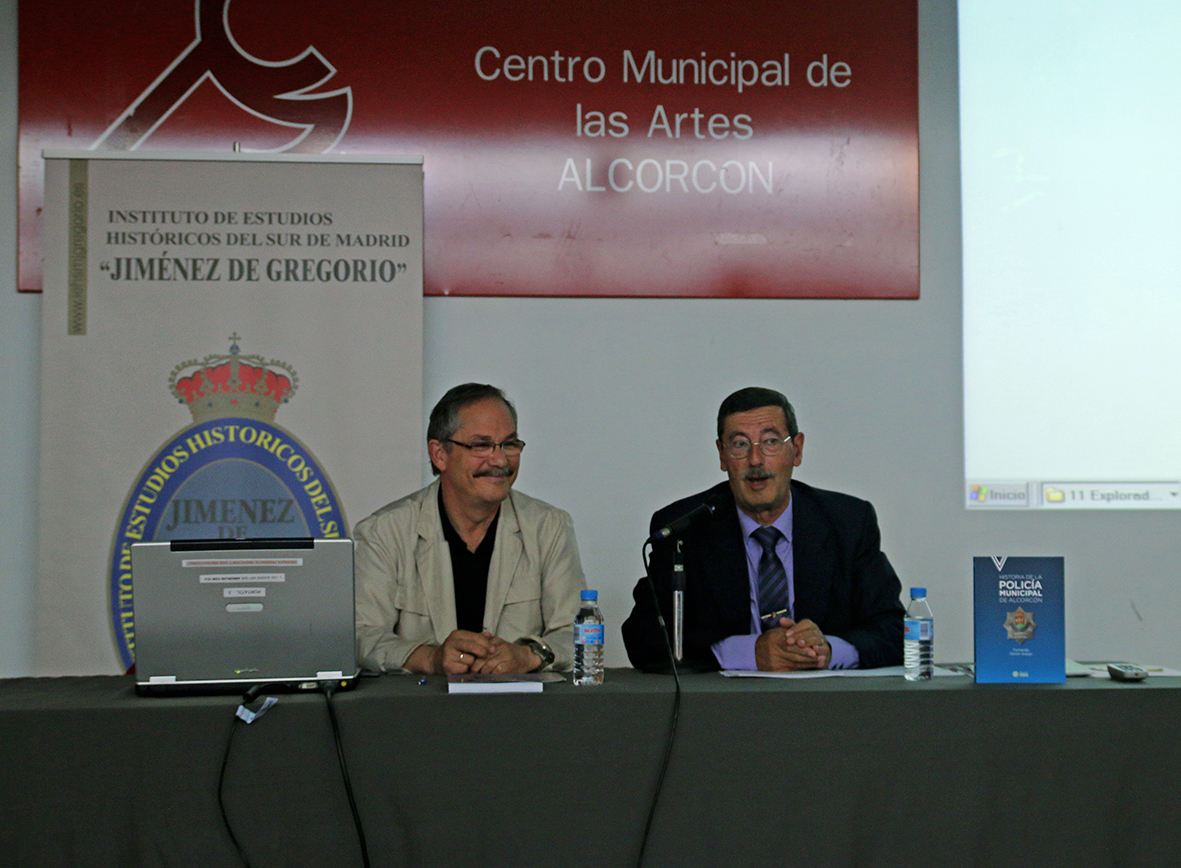 PRESENTADO EL LIBRO ‘HISTORIA DE LA POLICÍA MUNICIPAL  DE ALCORCÓN’ DEL EX JEFE DE POLICIA LOCAL  FERNANDO SIMÓN ARAUJO EN LA SEDE DEL INSTITUTO DE ESTUDIOS HISTÓRICOS DEL SUR DE MADRID ‘JIMENEZ DE GREGORIO” Y EN EL SALÓN DE ACTOS DEL CENTRO MUNICIPAL DE LAS ARTES ‘BUERO VALLEJO’