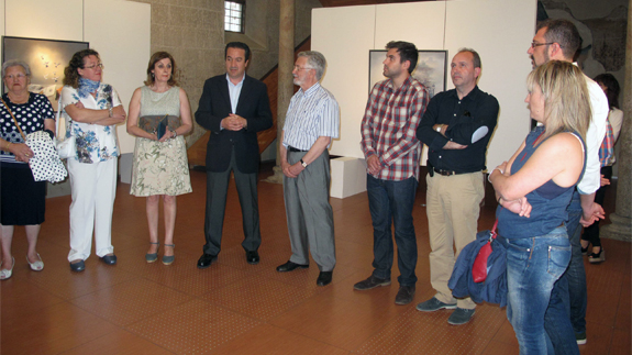 EUGENIO LÓPEZ BERRÓN ACERCA A LOS AREVALENSES SU COLECCIÓN ‘HUELLAS DE TERESA’ • LA MUESTRA QUE SE PUEDE VER EN LA IGLESIA DE SAN MARTÍN RECOGE LA VISIÓN QUE EL PINTOR DE GOTARRENDURA TIENE SOBRE SU PAISANA MÁS UNIVERSAL