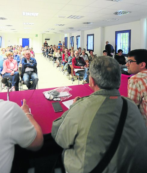 LLARANES IMPLICA A SUS VECINOS EN EL PROYECTO DE ‘PUEBLO EJEMPLAR’ • LOS PROMOTORES DE LA CANDIDATURA A LOS PREMIOS PRINCESA DE ASTURIAS CREEN QUE, GANEN O NO, EL TRABAJO SERÁ BENEFICIOSO PARA EL POBLADO
