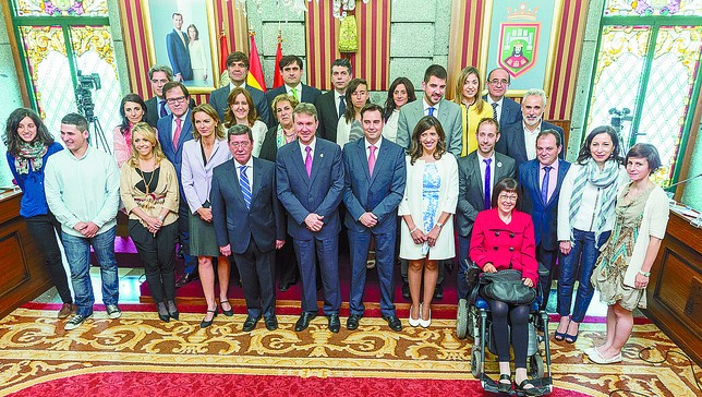 DEL SOFOCO AL APLAUSO • EL PLENO DE INVESTIDURA DEL AYUNTAMIENTO DE BURGOS ERA ESPECIAL POR VARIOS MOTIVOS