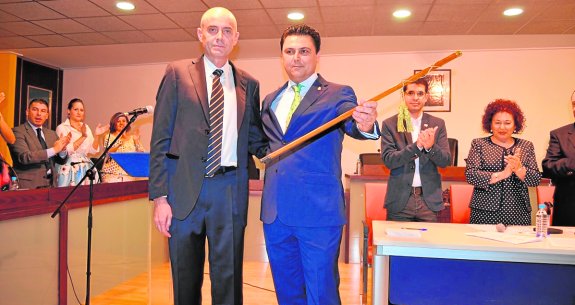 LUENGO APELA AL «JUEGO LIMPIO» PARA HACER UNA POLÍTICA ÚTIL • EL NUEVO ALCALDE DE SAN JAVIER (MURCIA) CONTÓ CON LA ABSTENCIÓN DE CIUDADANOS PARA INICIAR UN MANDATO EN MINORÍA. «SERÉ REIVINDICATIVO», DIJO. «SOY DE MI PUEBLO ANTES QUE DEL PP»