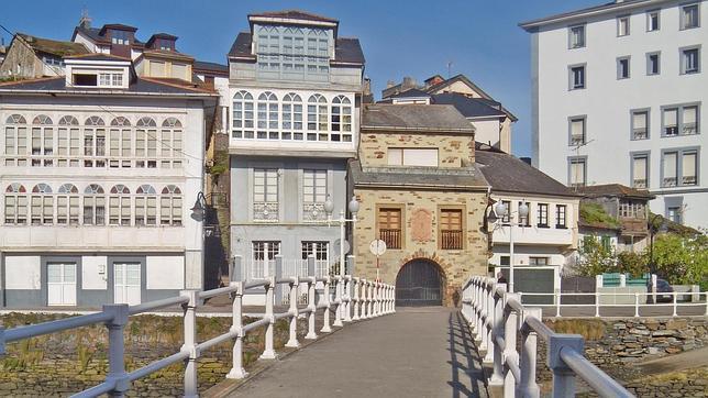 CAMBARAL, EL PIRATA QUE MURIÓ BESANDO EN LUARCA • EL PUENTE DEL BESO DE LA LOCALIDAD ASTURIANA EVOCA EL FINAL DEL CRUEL BERBERISCO Y DE LA HIJA DEL SEÑOR DE LA ATALAYA, TAN TRÁGICO COMO FANTASIOSO