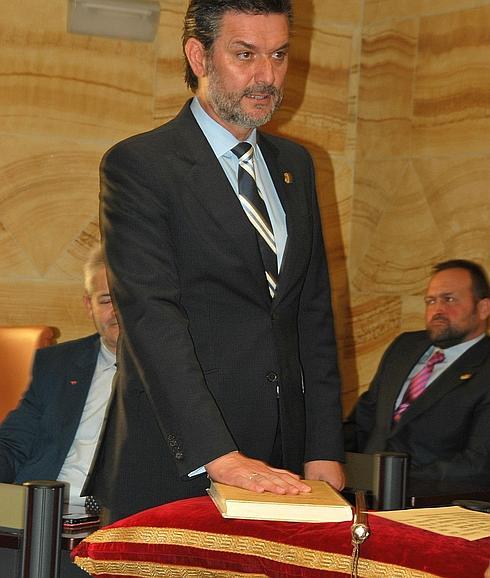 JOSÉ LUIS VÁZQUEZ SE MARCA EL RETO DEL EMPLEO PARA SU TERCER MANDATO EN EL REAL SITIO • EL ALCALDE SOCIALISTA SUBRAYA EL SUFRIMIENTO QUE OCASIONÓ LA MODIFICACIÓN DE LA CONSTITUCIÓN QUE FIJÓ LA ESTABILIDAD PRESUPUESTARIA