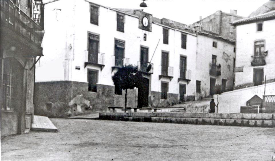 SOBRE LA TOMA DE POSESIÓN DE UN ALCALDE DE BEDMAR EN 1973 • EN HOMENAJE A Dª. ALEJANDRA VIEDMA TROYANO Y A Dª. MARY SÁNCHEZ MARTOS, DOS EFICIENTES ADMINISTRATIVAS DE NUESTRO AYUNTAMIENTO DURANTE MÁS DE 40 AÑOS DE SERVICIO Y AÚN EN ACTIVO