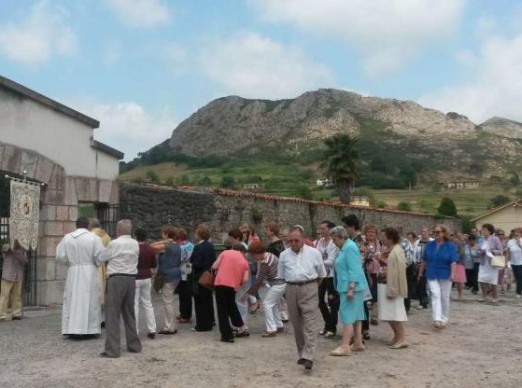 ARRIONDAS (ASTURIAS) MUESTRA SU FERVOR • LA INICIATIVA DEL PÁRROCO, FERNANDO LLENÍN, DE PARAR LA PROCESIÓN DEL CARMEN EN EL CEMENTERIO PARA REZAR POR LOS VECINOS DIFUNTOS ES ACOGIDA CON «EMOCIÓN» POR DECENAS DE FIELES