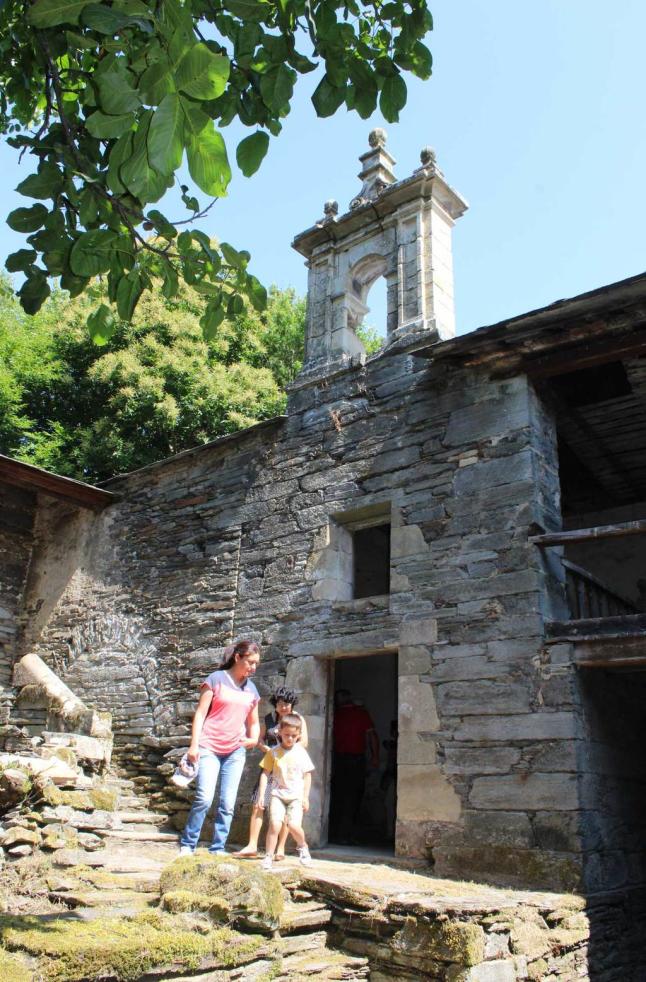 «HAY QUE RECUPERAR LA JOYA DEL PALACIO DE MON», ASEGURA LA CONSEJERA DE CULTURA • SAN MARTÍN DE OSCOS (ASTURIAS) POTENCIA LAS VISITAS TURÍSTICAS AL EDIFICIO CON UNA EXPOSICIÓN QUE INCORPORA MATERIAL INÉDITO SOBRE LA FAMILIA QUE LO CONSTRUYÓ