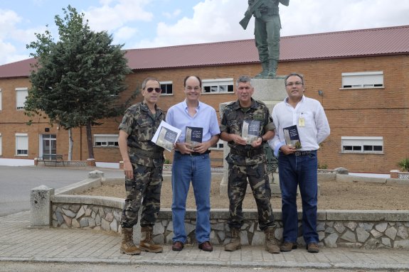 DOS HISTORIADORES, JOSÉ ANTONIO RAMOS RUBIO, CRONISTA OFICIAL DE TRUJILLO, Y ÓSCAR DE SAN MACARIO SÁNCHEZ, REALIZAN EL INVENTARIO DE LAS ARMAS DEL PALACIO DE LAS CIGÜEÑAS