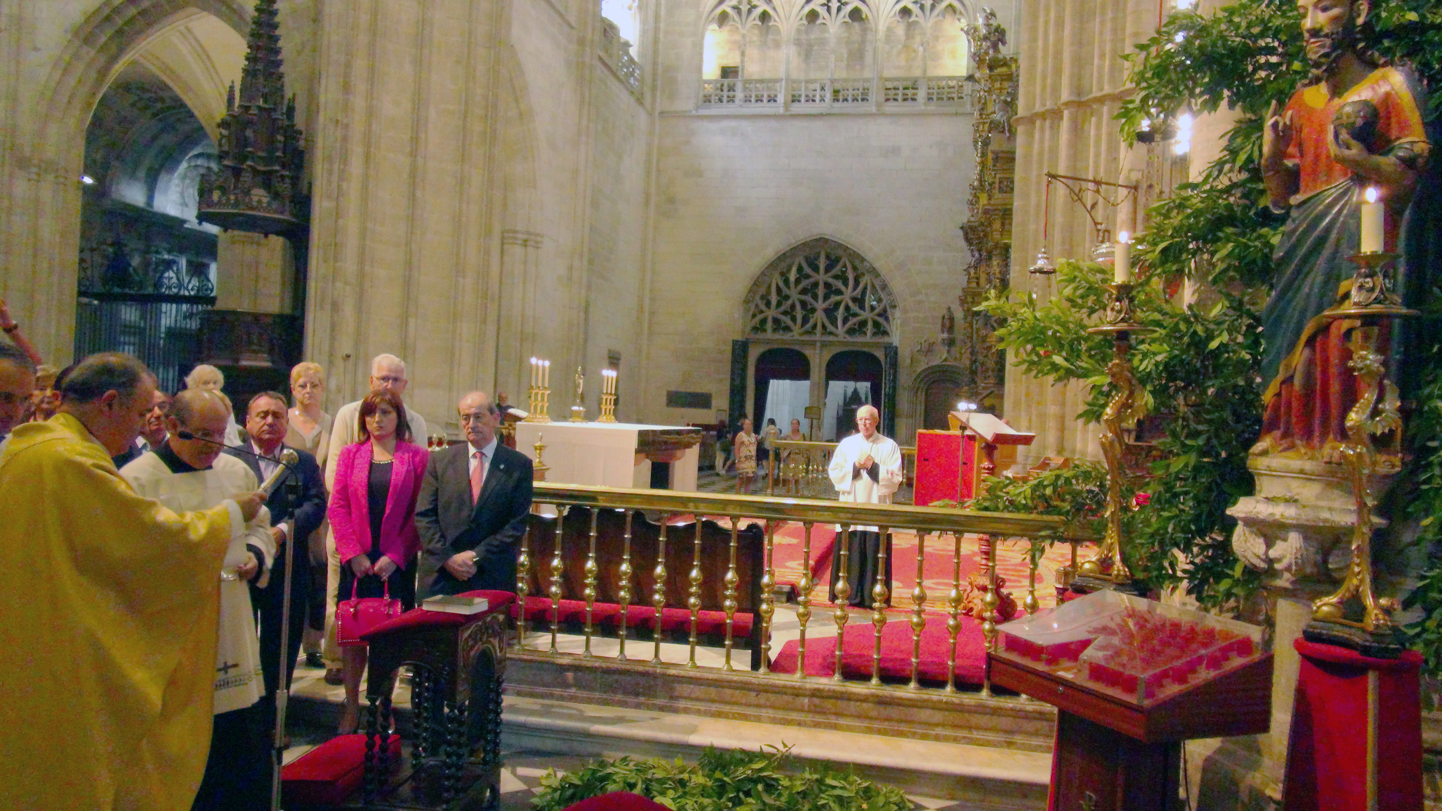 IU SE DESMARCA DEL GOBIERNO Y ACUDE A LA MISA DE SAN SALVADOR • LA COALICIÓN, PARTIDARIA DE SEPARAR IGLESIA Y ESTADO, REIVINDICA SU «AUTONOMÍA» CON LA PRESENCIA DE PONTÓN EN LA CATEDRAL