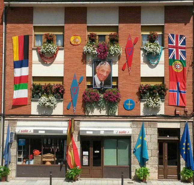 ARRIONDAS (ASTURIAS) DA LA CARA POR LA FOLIXA • «NO SE RECUERDA UN AÑO CON TANTA ORNAMENTACIÓN EN LAS CALLES», PRESUMEN LOS VECINOS DE LA CAPITAL PARRAGUESA LA DECORACIÓN DE LA CASA DEL CRONISTA DE PARRES, LA MÁS FOTOGRAFIADA