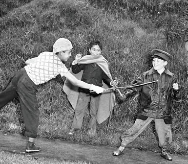 JUEGOS POPULARES EN ULEA: LOS GUARDIAS Y LADRONES