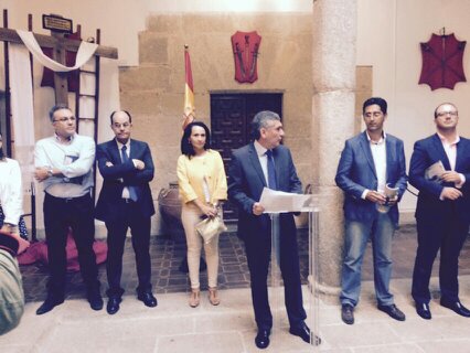 EL CORONEL DEL CEFOT DE CÁCERES PRESENTA UN LIBRO DEL CRONISTA OFICIAL DE TRUJILLO JOSE A. RAMOS