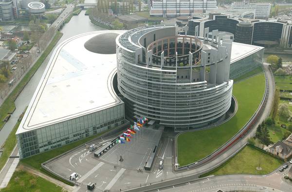UN GRUPO DE MUJERES ULEANAS VISITARON EN 1992 EL PARLAMENTO EUROPEO EN ESTRASBURGO