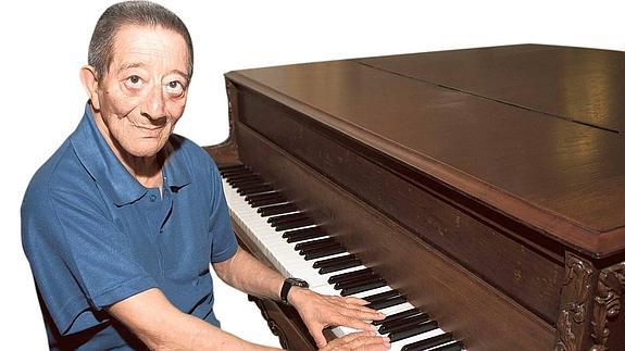 JOSÉ VALVERDE DÍAZ, SOCIO DE HONOR DEL REAL CASINO DE MURCIA: «SI FUERA ALCALDE PONDRÍA MÁS BANCOS EN TRAPERÍA Y PLANTARÍA ÁRBOLES»