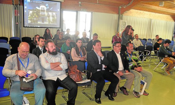 EXPERTOS EN TRADICIONES PROPONEN REHABILITAR LOS MOLINOS Y CONVERTIRLOS EN SÍMBOLO COMARCAL • ARQUITECTOS E HISTORIADORES DEL IV CONGRESO DE ETNOGRAFÍA DEL CAMPO DE CARTAGENA DESTACAN LOS BENEFICIOS DE RECUPERAR EL PATRIMONIO RURAL